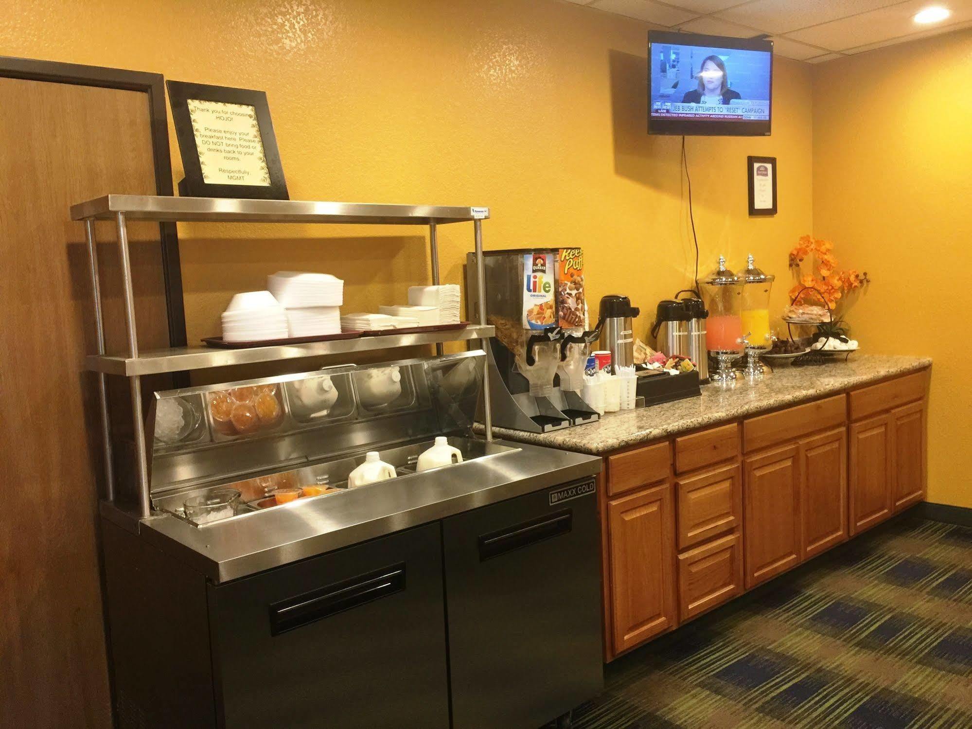 Howard Johnson By Wyndham Denver West Wheat Ridge Bagian luar foto
