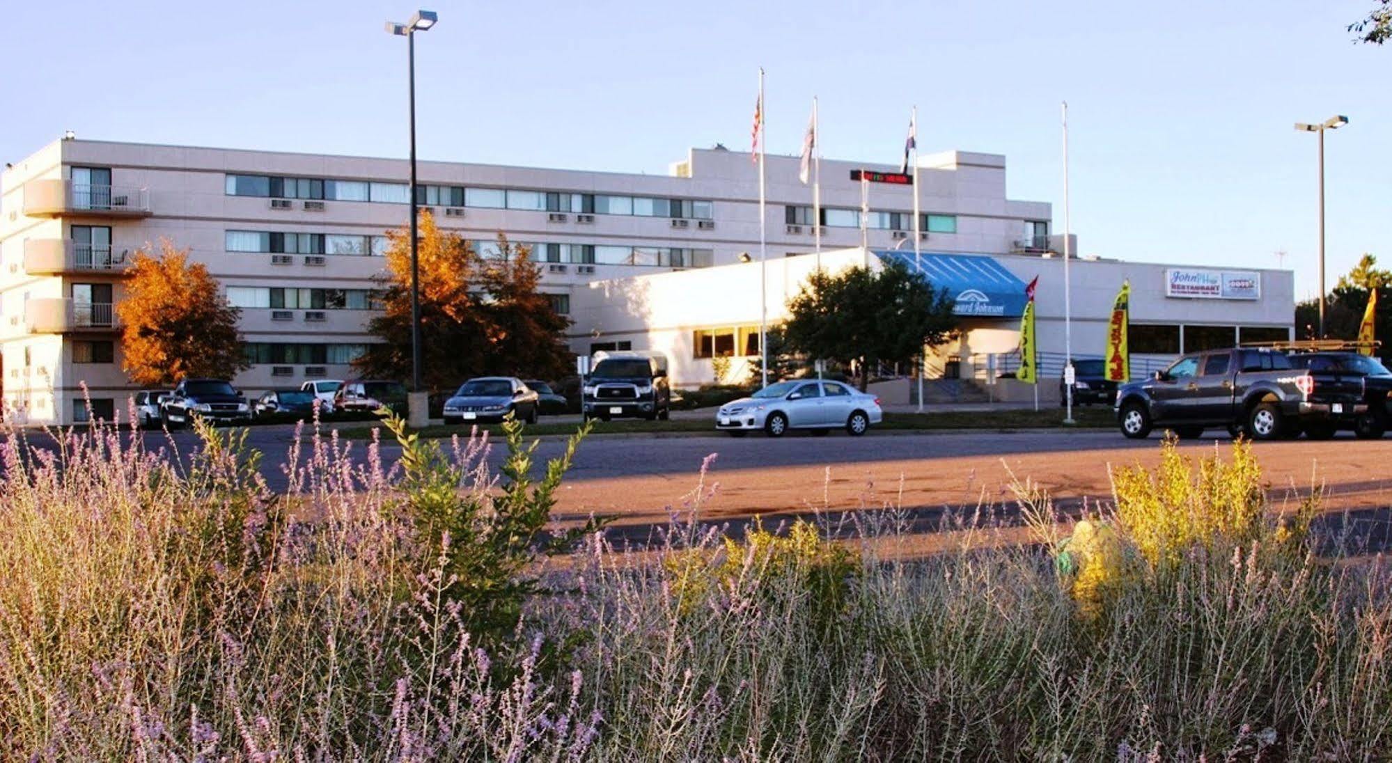 Howard Johnson By Wyndham Denver West Wheat Ridge Bagian luar foto