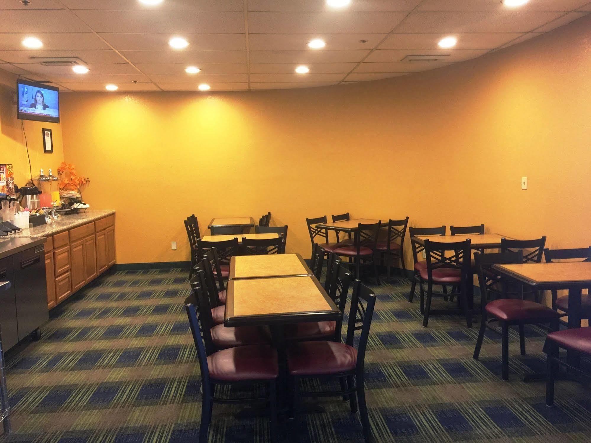 Howard Johnson By Wyndham Denver West Wheat Ridge Bagian luar foto