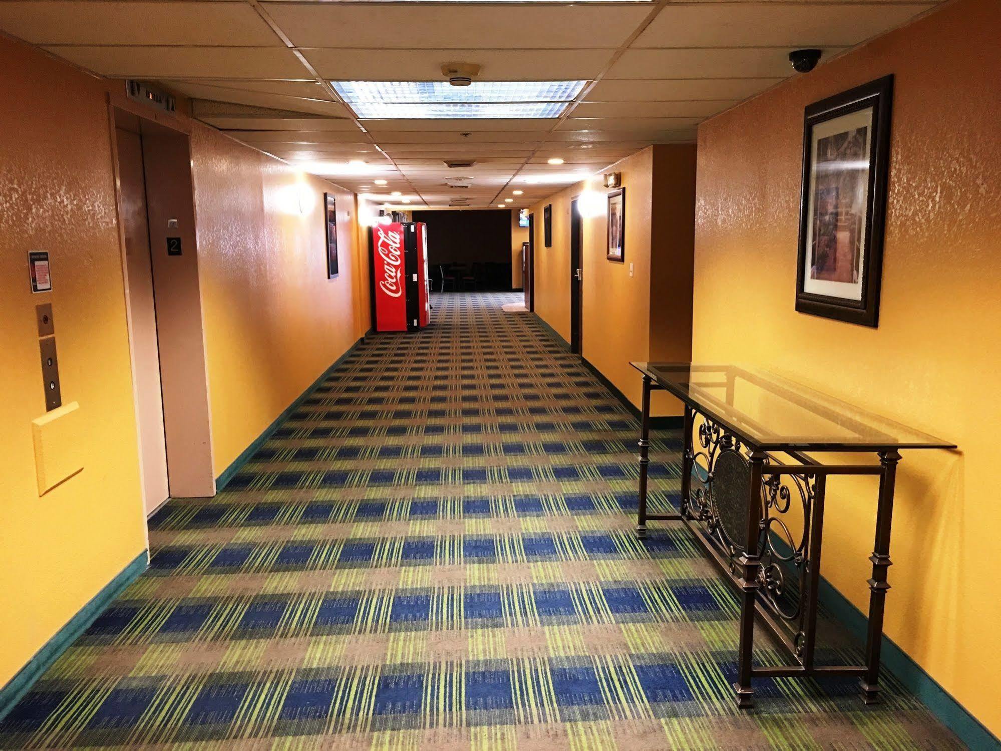 Howard Johnson By Wyndham Denver West Wheat Ridge Bagian luar foto