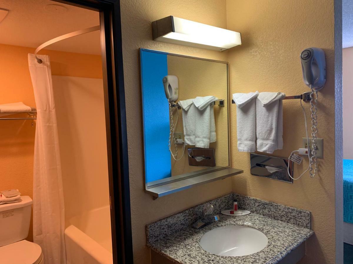 Howard Johnson By Wyndham Denver West Wheat Ridge Bagian luar foto