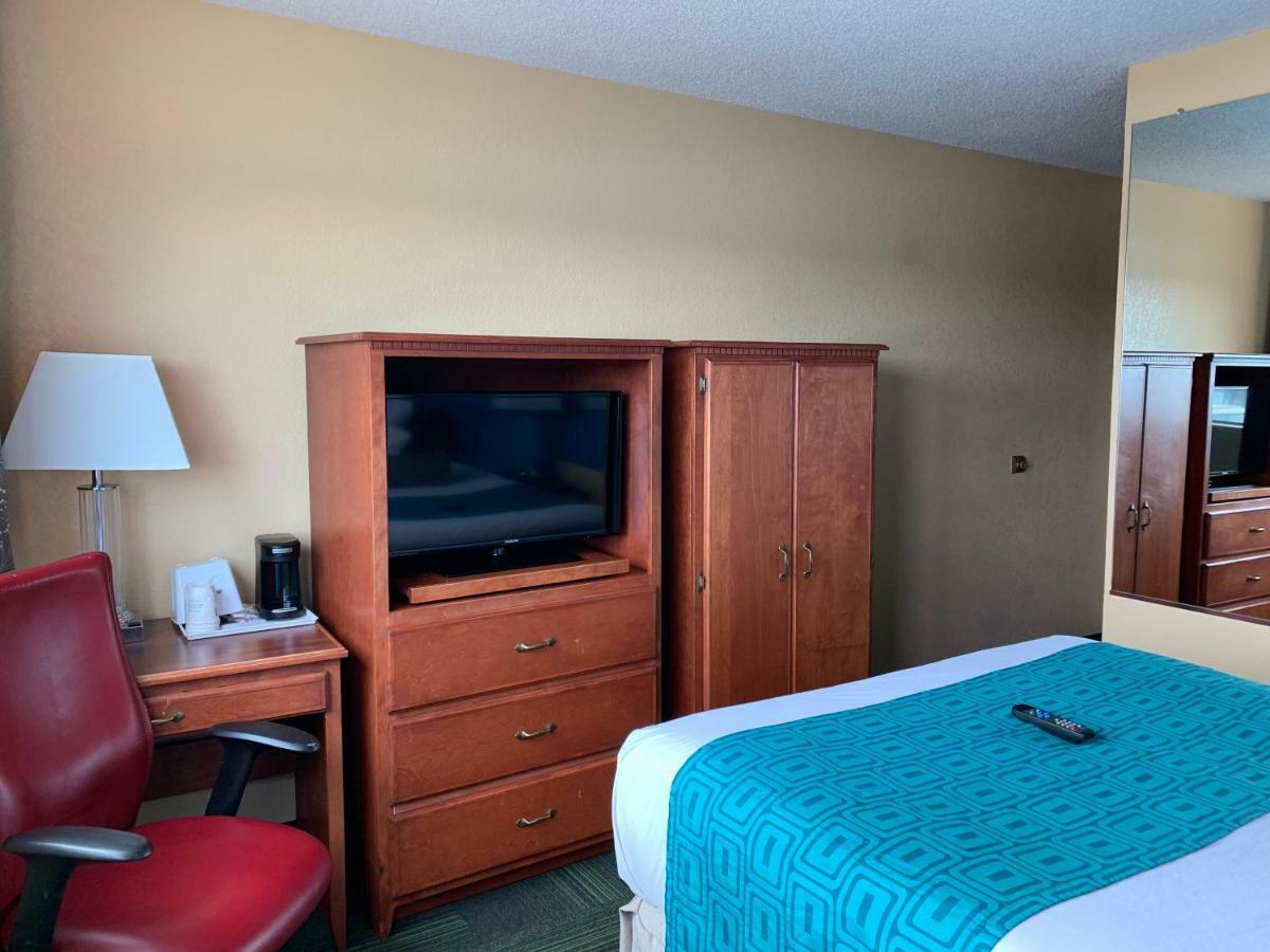 Howard Johnson By Wyndham Denver West Wheat Ridge Bagian luar foto
