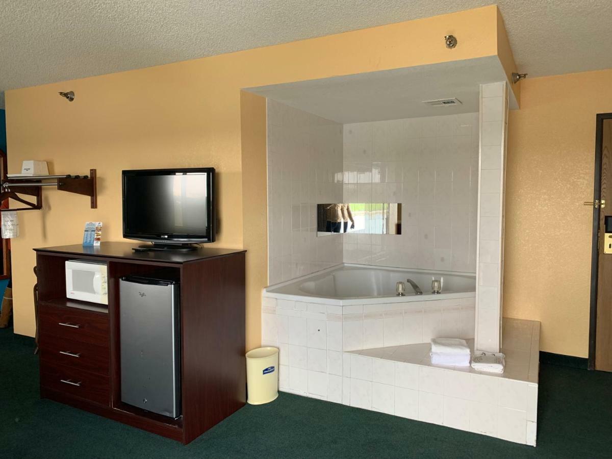 Howard Johnson By Wyndham Denver West Wheat Ridge Bagian luar foto
